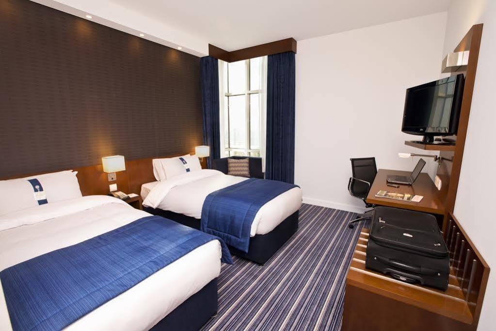 Holiday Bahrain Hotel Manama Room photo